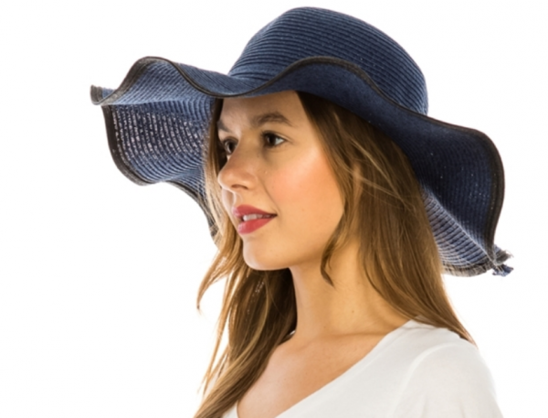 Topi floppy dengan tepi lebar yang bergelombang